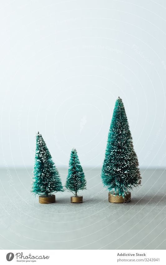 Kleine künstliche Weihnachtsbäume auf Holzständer Baum Weihnachten grün Feiertag Dekoration & Verzierung Zusammensetzung fluffig Winter Reihe Dezember festlich