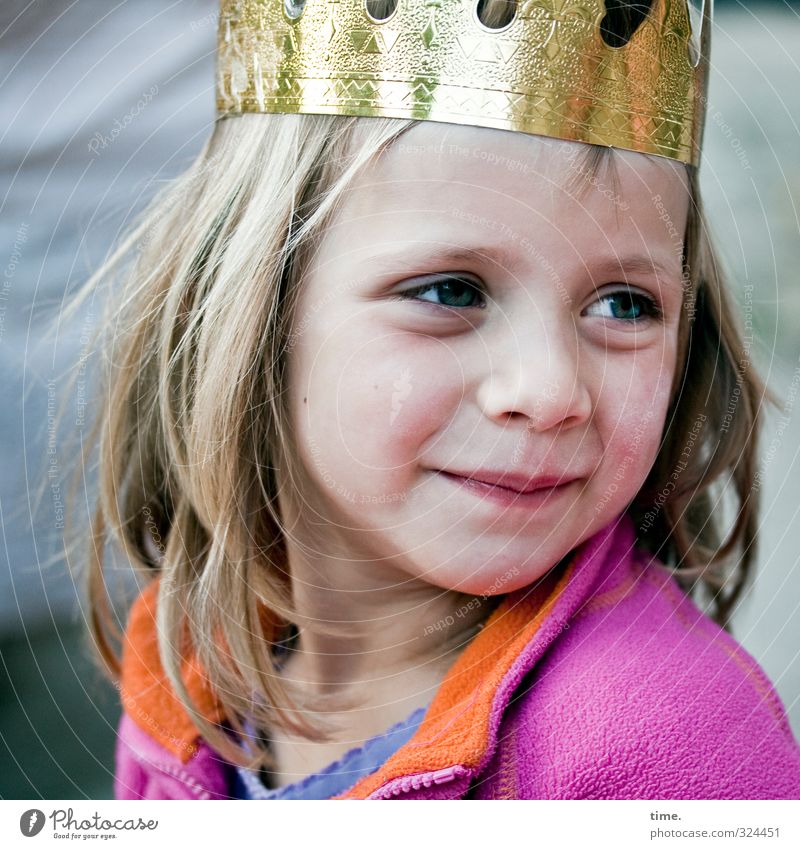 Märchen | Kleine Königin feminin Mädchen 1 Mensch 3-8 Jahre Kind Kindheit Jacke Krone blond langhaarig beobachten Blick warten schön Glück Zufriedenheit