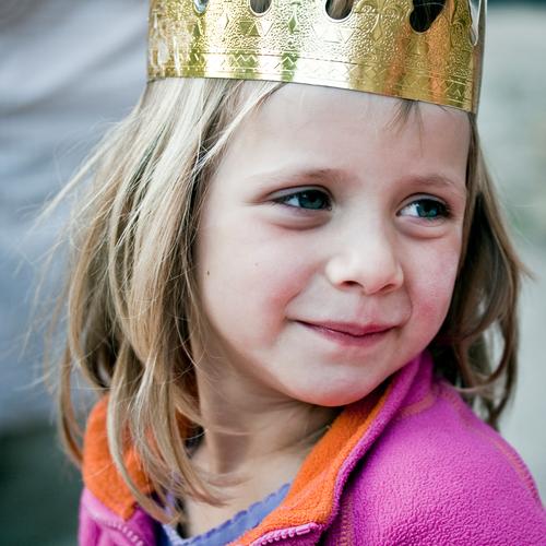 Märchen | Kleine Königin feminin Mädchen 1 Mensch 3-8 Jahre Kind Kindheit Jacke Krone blond langhaarig beobachten Blick warten schön Glück Zufriedenheit