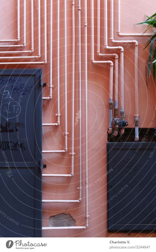 Parallelen Energiewirtschaft Verteiler Mauer Wand Eisenrohr Röhren Metall ästhetisch außergewöhnlich eckig fantastisch einzigartig Originalität rosa schwarz