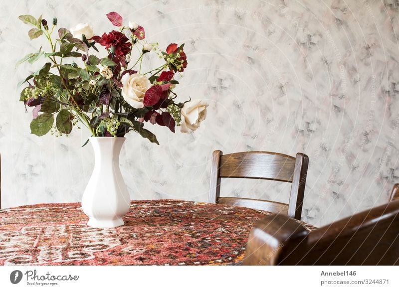Vintage-Wohnzimmer mit rundem Esstisch Stil Design Wohnung Möbel Stuhl Tisch Blume retro speisend Antiquität Innenbereich Holz Raum Gegend Etage heimwärts