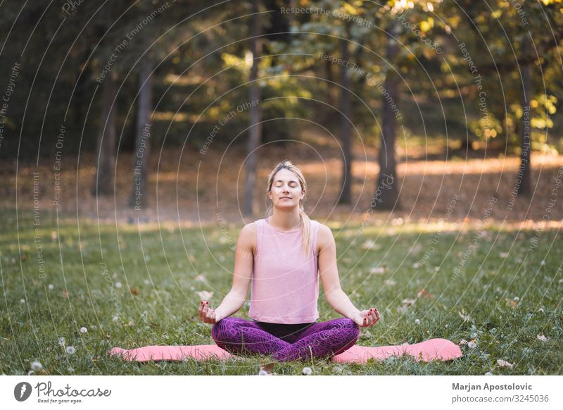 Junge Frau macht Yoga im Park Lifestyle sportlich Fitness Wellness Leben harmonisch Erholung Meditation Mensch feminin Jugendliche Erwachsene 1 18-30 Jahre
