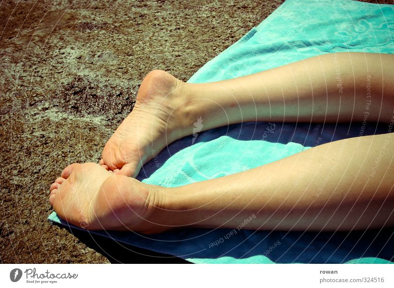 unterm pflaster der strand Mensch feminin Junge Frau Jugendliche Erwachsene Beine 1 Sommer Wärme Strand Beton Handtuch Sonnenbad Erholung Asphalt hart
