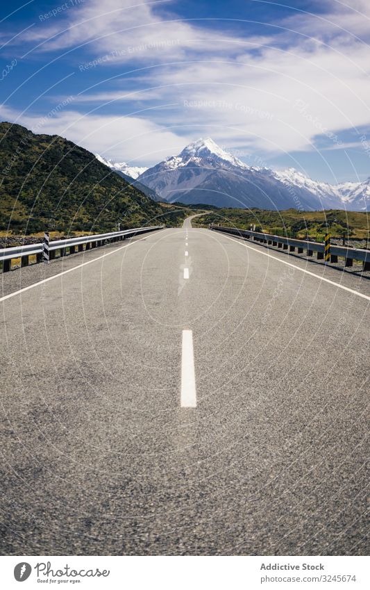 Route zwischen großen Bergen in Neuseeland Straße Klippe Natur Landschaft reisen Felsen blau Himmel Sommer Weg Stein Ansicht Autobahn Bergkoch Ausflug malerisch