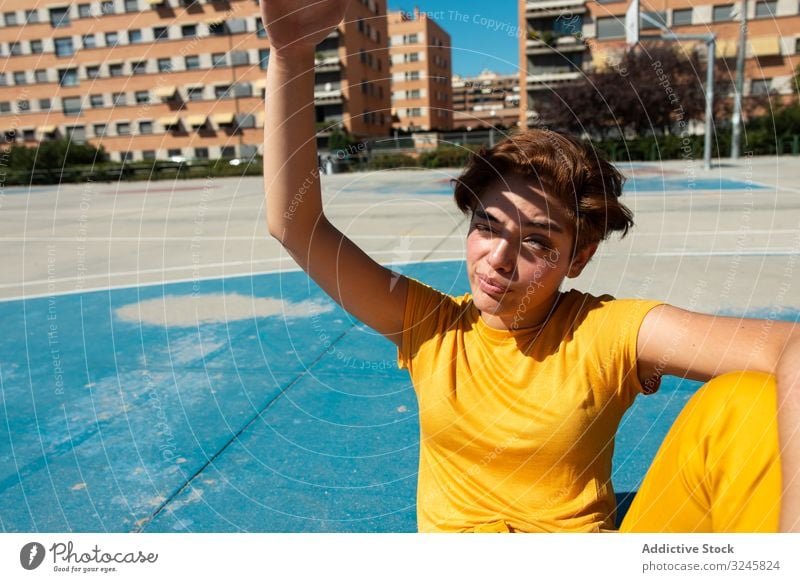 Trendige junge Frau auf dem Spielplatz an einem sonnigen Tag Stirnrunzeln Teenager cool tausendjährig farbenfroh urban Sommer Stil Farbe pulsierend lebhaft