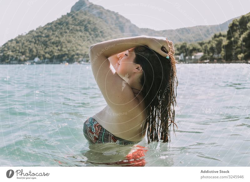 Frau ruht sich im Wasser am Meeresufer aus aussruhen Tourist malerisch Landschaft Strand schön Urlaub reisen Ausflug Bräune Meereslandschaft MEER Resort