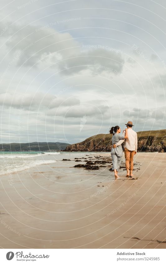 Glückliches Paar amüsiert sich an der schottischen Küste Spaß Strand sandig Felsen Schottland Schottisch wolkig Zusammensein genießen Beteiligung Sommer reisen