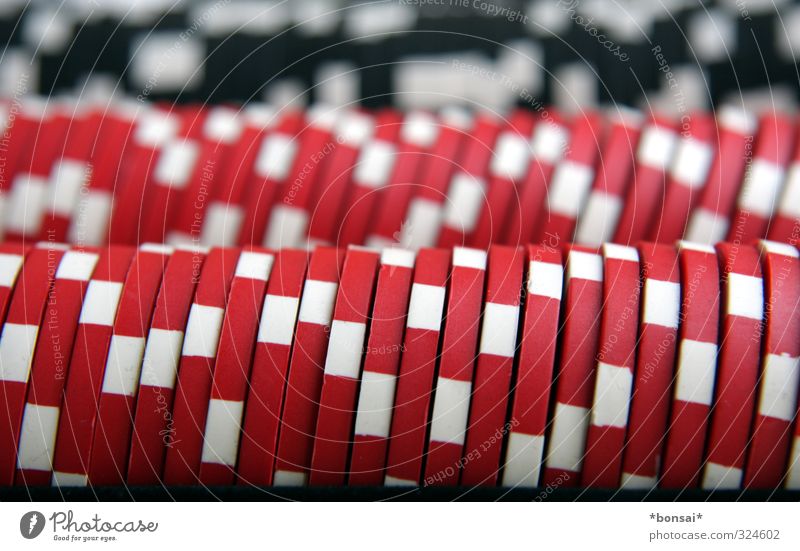 chips Spielen Poker Glücksspiel Erfolg Verlierer Streifen reich rund rot weiß Neugier Gier Spielsucht Erwartung Kontrolle Spannung Spielkasino Farbfoto