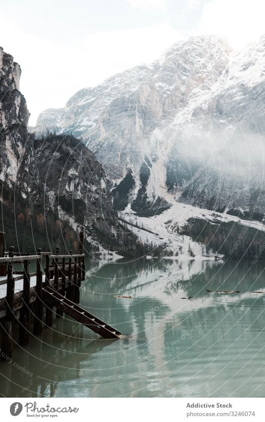 Holzstelzenpfeiler auf Stelzen am See in der Nähe der Berge Berge u. Gebirge Brücke Pier hölzern Reflexion & Spiegelung Natur reisen Wasser Landschaft Himmel