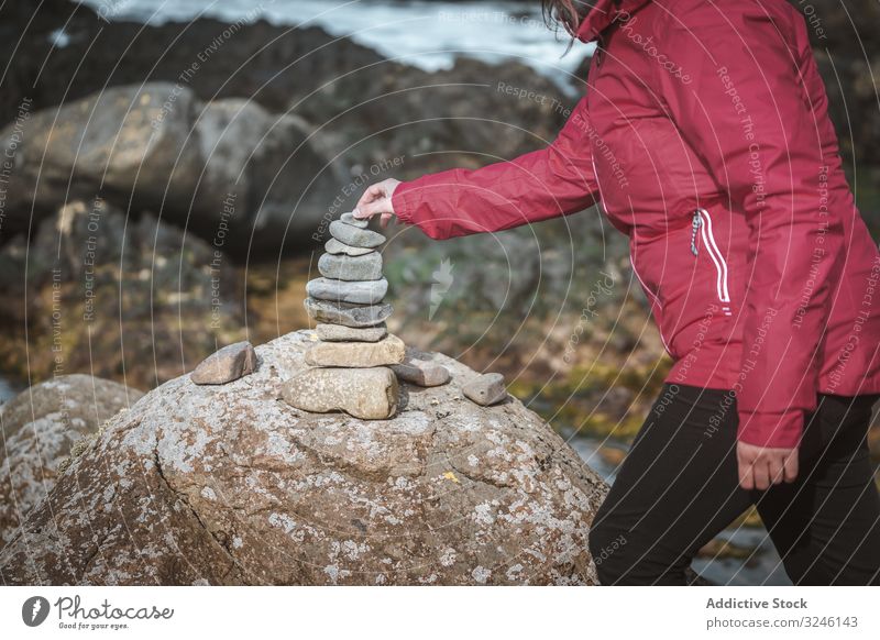 Tourist balanciert Steine während der Fahrt in Felsen Gleichgewicht Pyramiden Frau Gebäude Ausgeglichenheit Steinmännchen Landschaft Klippe malerisch Anschluss