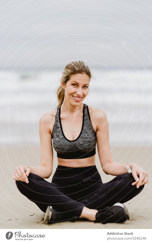 Am Strand meditierende Frau Yoga üben MEER Meer Übung Gleichgewicht Training jung Athlet aktiv Windstille Ruhe Sportbekleidung Körper Fitness Gesundheit