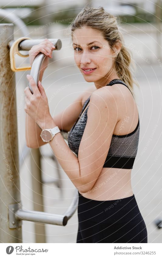 Sportlerin ruht sich nach dem Training an einem Sandstrand aus Frau Straße Großstadt Fitness jung Gesundheit Läufer Sportbekleidung Turnschuh Übung Jogger