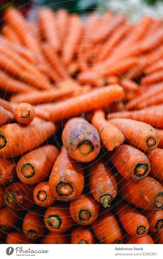 Straßenmarkt des Sortiments an frischem Obst und Gemüse Karotten Lebensmittel Markt Frucht organisch gesunde Ernährung farbenfroh grün Verkaufswagen natürlich