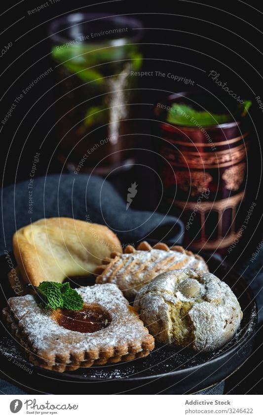 Traditioneller Tee mit Minze und gemischten arabischen Süßigkeiten trinken Lebensmittel Dessert Ramadan halal eid Cookies selbstgemacht geschmackvoll Kultur