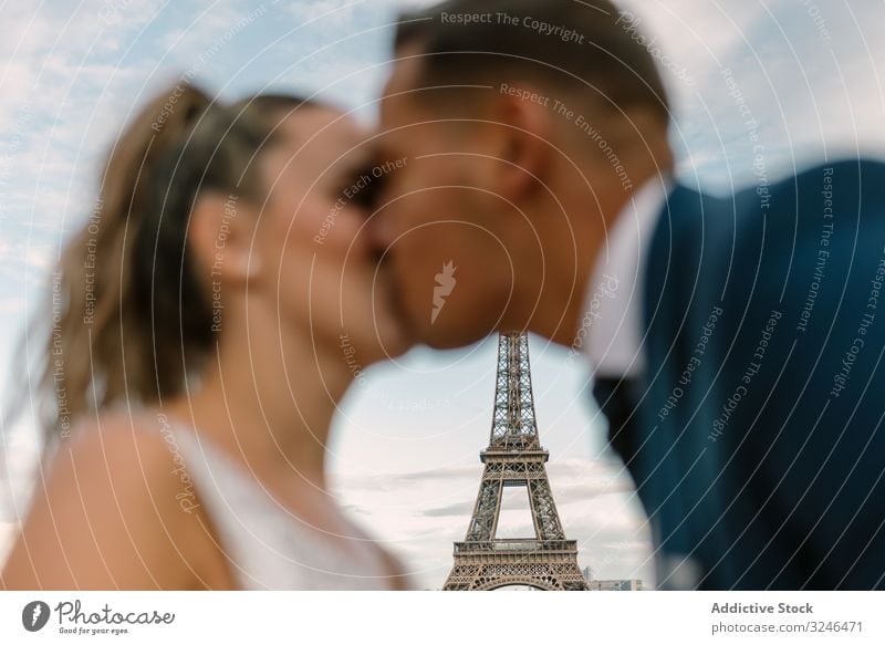 Glückliche Neuvermählte in Hochzeitskleidung küssen sich Jungvermählte Küssen Paar langsam Grab Feier Zuneigung verheiratet Anlass Festakt romantisch Hände