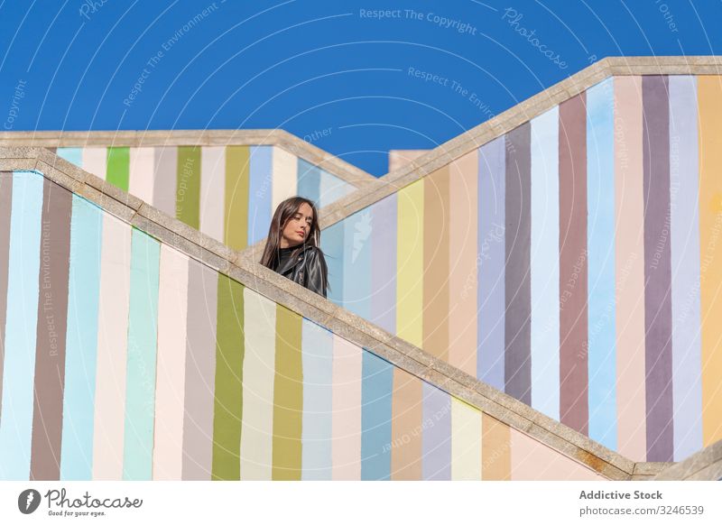 Frau steht auf moderner Treppe Treppenhaus trendy besinnlich ernst konzentriert charmant traumhaft stylisch Glamour nachdenklich Wand Niveau Schritt elegant