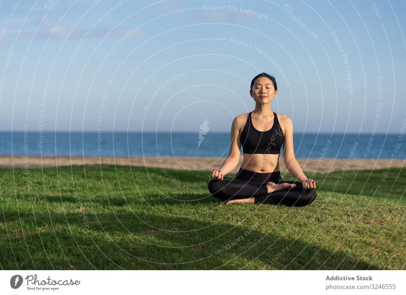 Am Strand meditierende Frau Yoga üben Gras grün MEER Meer stehen Übung Gleichgewicht Training jung Athlet aktiv Windstille Ruhe Sportbekleidung Körper Fitness