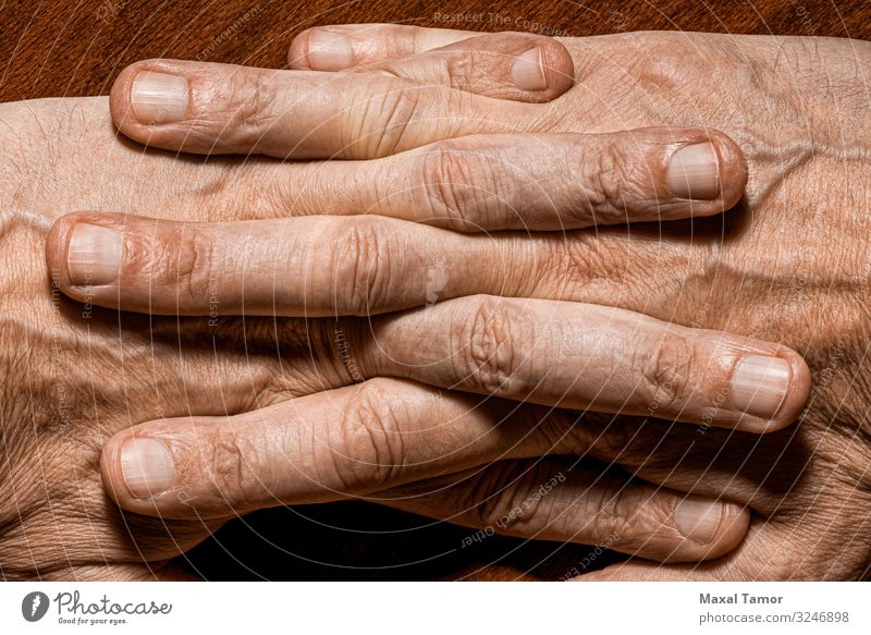 Detail Männerhände schön Körper Haut Mensch Mann Erwachsene Hand Finger Holz alt dunkel natürlich stark Kraft Farbe Aktion Hintergrund Pflege Kaukasier Entwurf