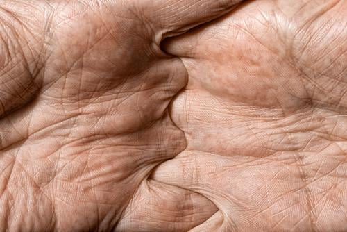 Detail Männerhände schön Körper Haut Mensch Mann Erwachsene Hand Finger alt dunkel natürlich stark Kraft Farbe Aktion Hintergrund Pflege Kaukasier Entwurf