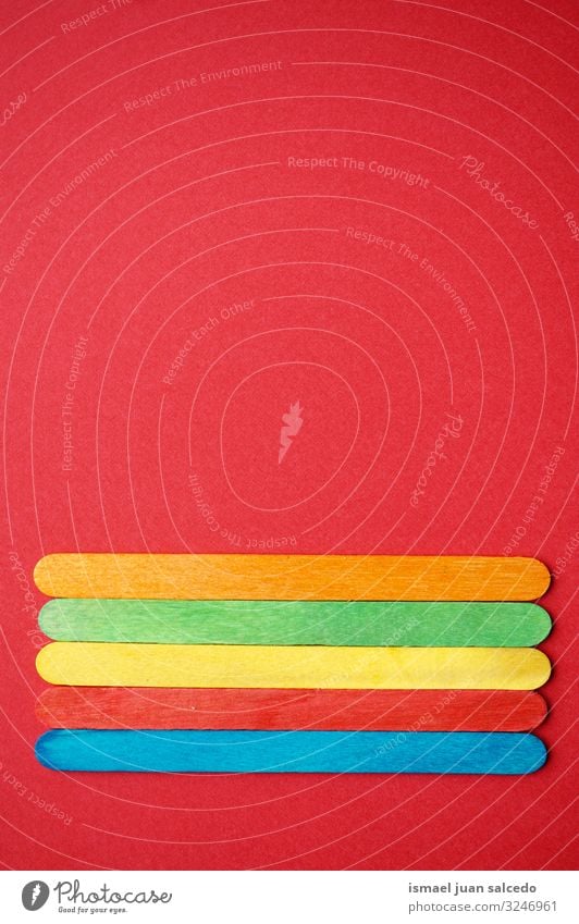 bunte Holzstäbchen-Dekoration auf rotem Hintergrund Stock Essstäbchen Farbe mehrfarbig Dekoration & Verzierung verziert Konsistenz Hintergrundbild abstrakt