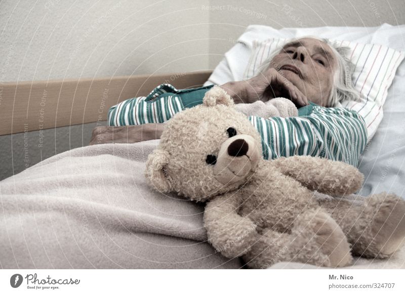 maskottchen | von anfang bis ende Gesundheit Seniorenpflege Krankenpflege feminin Großmutter 60 und älter liegen Traurigkeit Sorge Tod Müdigkeit Erschöpfung