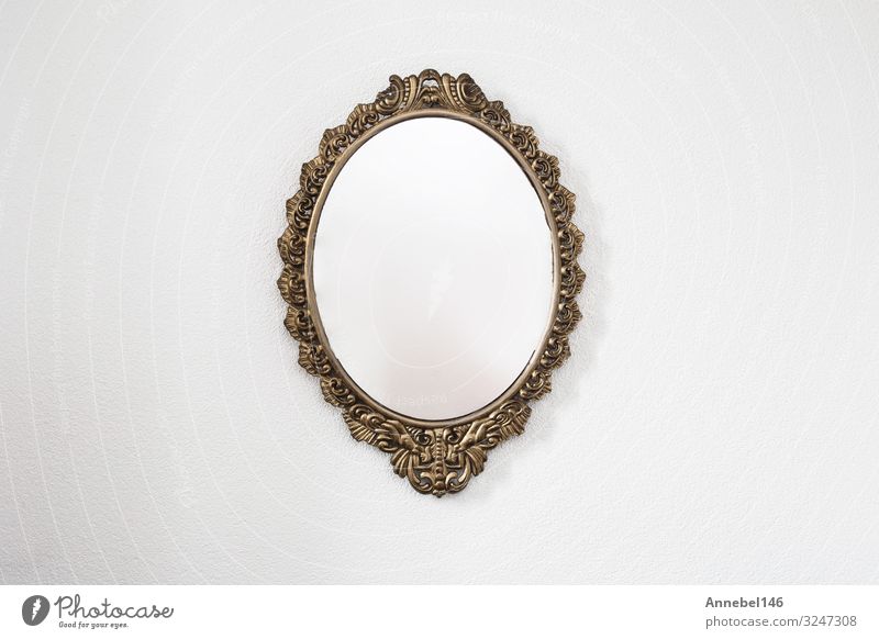 Goldener antiker Spiegel auf weißem Wandhintergrund Stil Gesicht Schminke Behandlung Haus Dekoration & Verzierung Schreibtisch Tisch Tapete Frau Erwachsene Mann