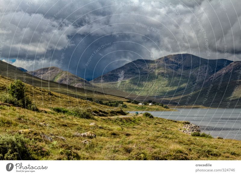 # 764 Schottland Highlands Isle of Skye dunkel Wetter Regen Wolken bedrohlich Gras Natur beeindruckend Meer Fjord Haus