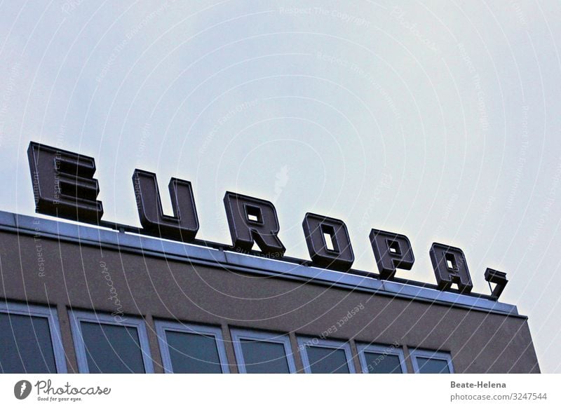 Europa - mehr als ein Schriftzeichen Name Gebäude Zusammenhalt Buchstaben Schilder & Markierungen Außenaufnahme Hinweisschild Menschenleer Saarbrücken