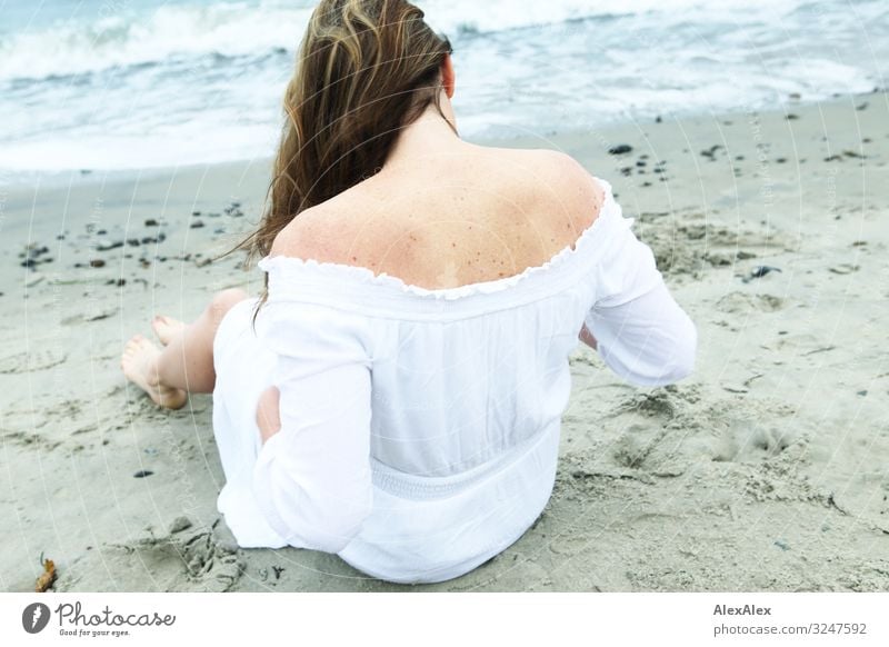 Frau in weißem Kleid am Strand Stil Freude schön Wellness Leben Ausflug Junge Frau Jugendliche Erwachsene Rücken 30-45 Jahre Natur Sand Wasser Schönes Wetter