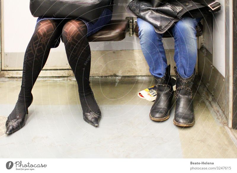 Passanten elegant Stil Ausflug ausgehen Frau Erwachsene Mann Beine Fuß Bahnfahren Jeanshose Strümpfe Tasche Schuhe Bewegung kaufen sitzen warten Zusammensein