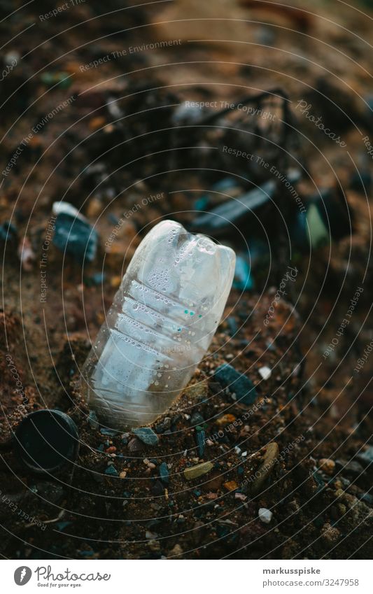 Illegale Müllentsorgung Plastikmüll kaufen Reichtum Bildung Erwachsenenbildung Müllabfuhr Müllhalde Statue Kunststoff PE-Flaschen dreckig Umweltverschmutzung