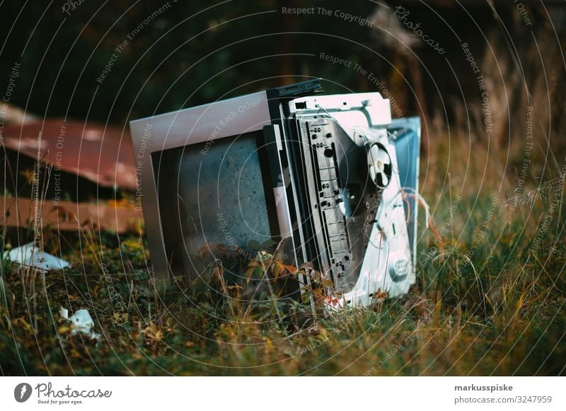 Illegale Müllentsorgung Umweltverschmutzung Reichtum Fernseher Technik & Technologie Unterhaltungselektronik Mensch Wiese Feld Wald Fernsehen schauen kaputt