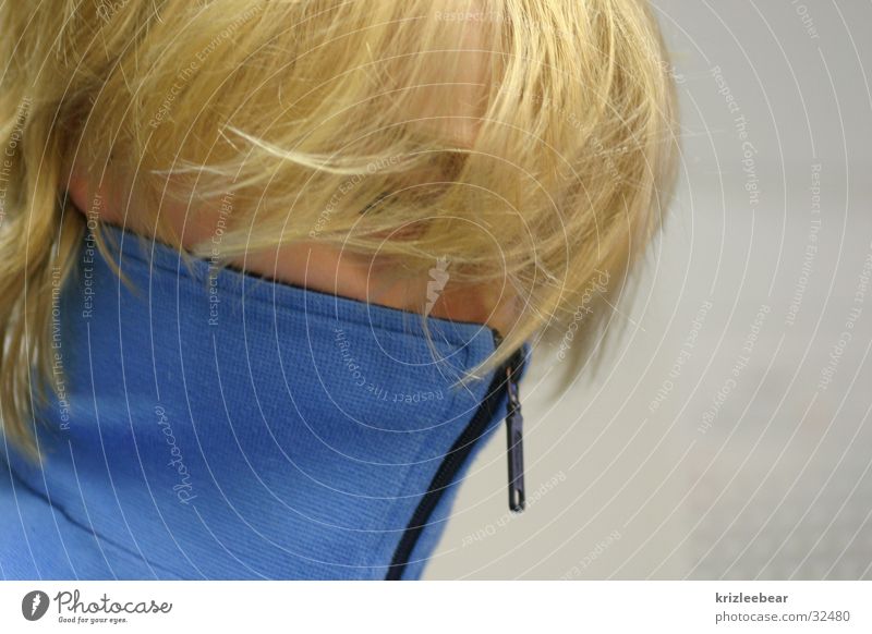 trainingsjacke blond Reißverschluss geschlossen Mann tisi traininsjacke blau verstecken