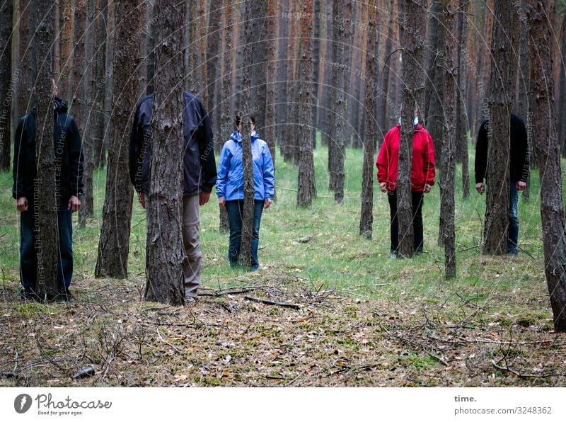 Spiele im Wald | verstecken üben maskulin feminin Frau Erwachsene Mann Arme Beine 5 Mensch Umwelt Natur Landschaft Baum Unterholz Wiese Hose Jacke stehen