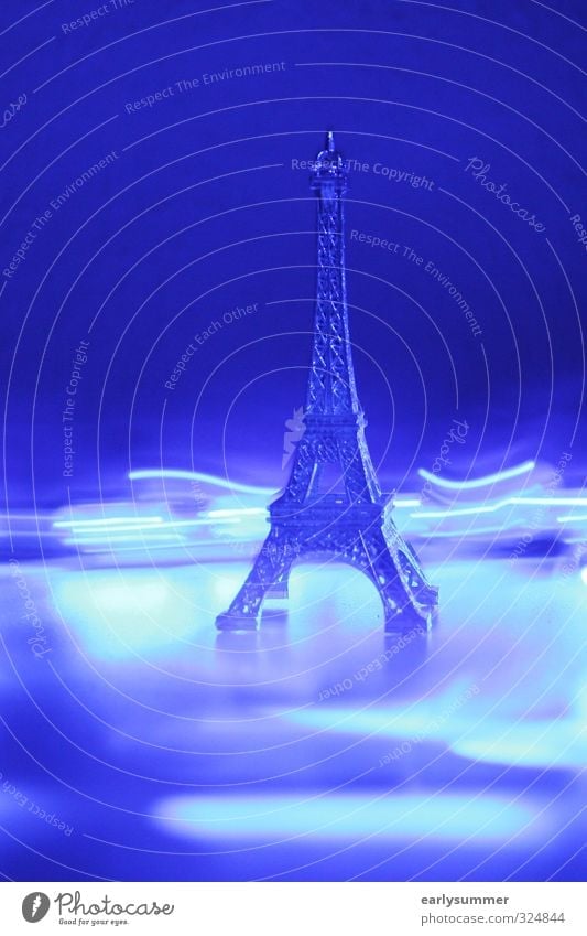 Eiffelturm Paris von lila blau Licht umgeben paris stadt paris eiffelturm Tour d'Eiffel Tourismus Sightseeing Städtereise Nachtleben Party ausgehen