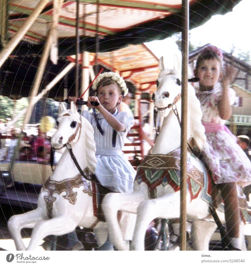 Yiihaa! Wellness Abenteuer Veranstaltung Feste & Feiern Jahrmarkt Karussell Karussellpferd Reiten fahren feminin Mädchen 2 Mensch festhalten Lächeln Blick