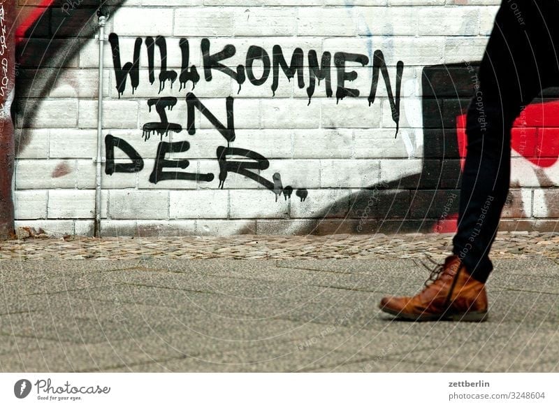 Willkommen in der... Berlin Großstadt Gebäude Hauptstadt Haus Wand Mauer Berlin-Mitte Stadt Textfreiraum Stadtleben Häusliches Leben Graffiti taggen Schlagwort
