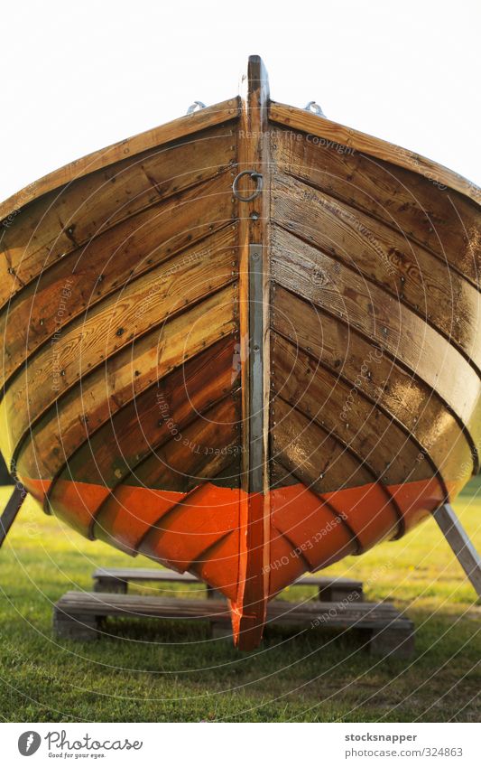 Altes Boot alt Holz Wasserfahrzeug klassisch Lager gelagert Antiquität Schwedisch braun ankern Menschenleer