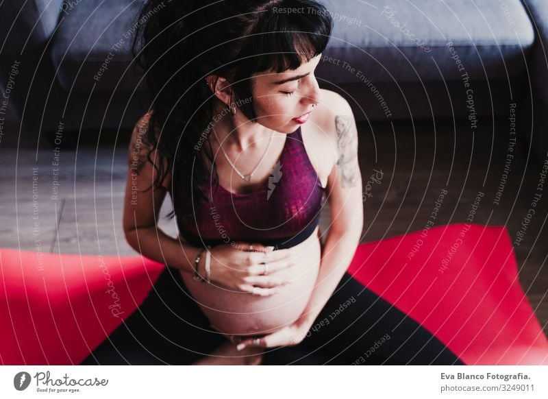 junge schwangere Frau, die zu Hause Yoga-Sport betreibt. gesunde Lebensweise heimwärts Gesundheit Lifestyle Jugendliche Kaukasier Kindererziehung
