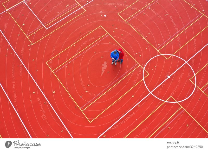 Erster Flugversuch Freizeit & Hobby Sportstätten Basketballplatz Frau Erwachsene Mann 2 Mensch orange rot Fortschritt innovativ Kontrolle Perspektive Symmetrie
