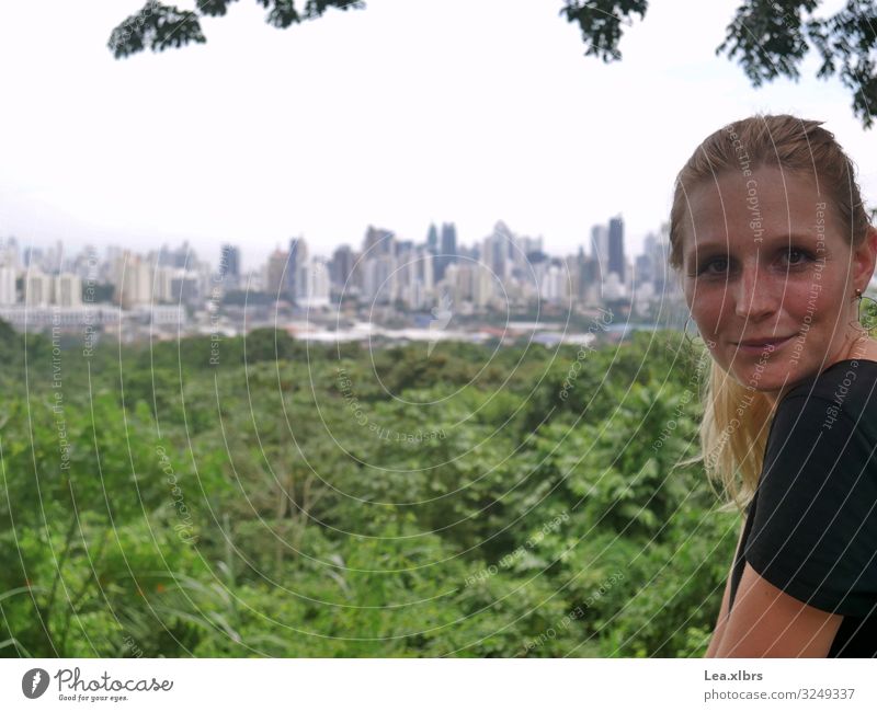 Großstadt Rückblick feminin Junge Frau Jugendliche 1 Mensch 18-30 Jahre Erwachsene Natur Landschaft Panama Stadt Mittelamerika Skyline Park Top blond langhaarig