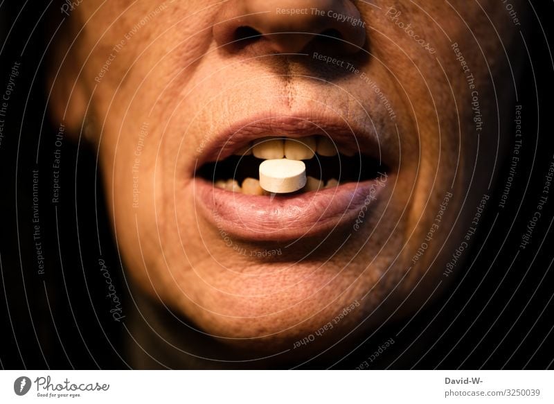 Tablette Lifestyle Haut Gesundheit Gesundheitswesen Behandlung Krankheit Rauschmittel Medikament Leben Mensch feminin Frau Erwachsene Senior Kopf Gesicht Mund