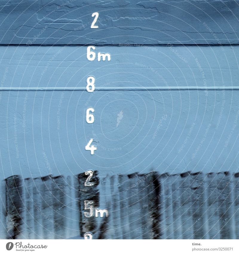 2 6m 8 6 4 2 5m metall tageslicht farbe orientierung information zahl maritim schiff buchstabe schiffahrt blau 6 linien Schweißnaht schwarz untereinander rätsel