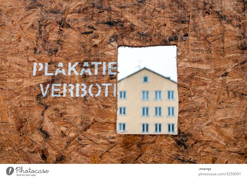 PLAKATIE VERBOT Holzwand plakatieren verboten ausschnitt Aussicht Mehrfamilienhaus Fenster Baustelle Perspektive Zukunft Immobilienmarkt