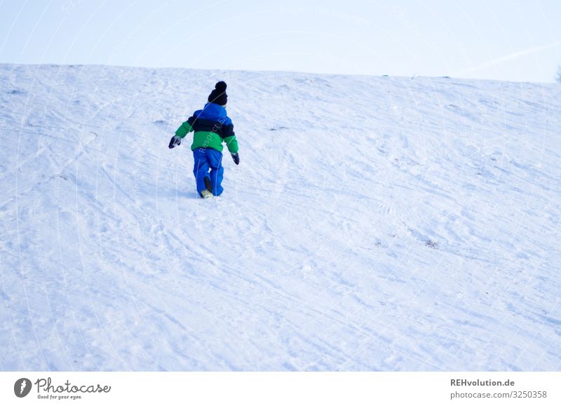 Kind läuft am Berg mit Schnee Freude Glück Freizeit & Hobby Spielen Mensch maskulin Junge 1 3-8 Jahre Kindheit Umwelt Natur Landschaft Himmel Horizont Winter