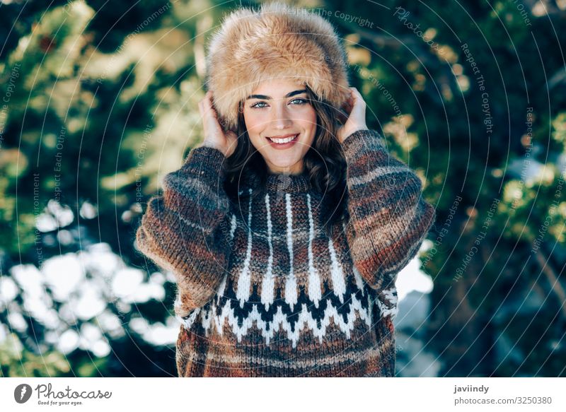 Junge Frau genießt die verschneiten Berge im Winter Lifestyle elegant Glück schön Haare & Frisuren Gesicht Freizeit & Hobby Schnee Berge u. Gebirge Mensch