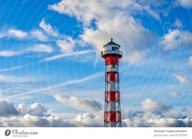 Der alte Leuchtturm an der Elbe, Norddeutschland Natur Landschaft Himmel Gewitterwolken Sommer Unwetter Küste Sehenswürdigkeit Wahrzeichen Metall blau rot