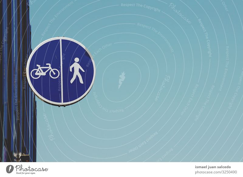 Fußgänger- und Fahrradampel auf der Straße blau Gehhilfe Verkehrsgebot Signal Ermahnung Großstadt Verkehrsschild Zeichen Symbole & Metaphern Weg Vorsicht