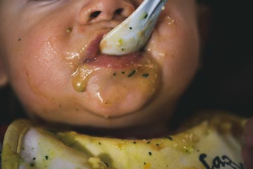 schmeckt's? Lebensmittel Gemüse Ernährung Essen Mittagessen Bioprodukte Vegetarische Ernährung Diät Freude Mensch Kind Baby Kleinkind Junge Kindheit Gesicht