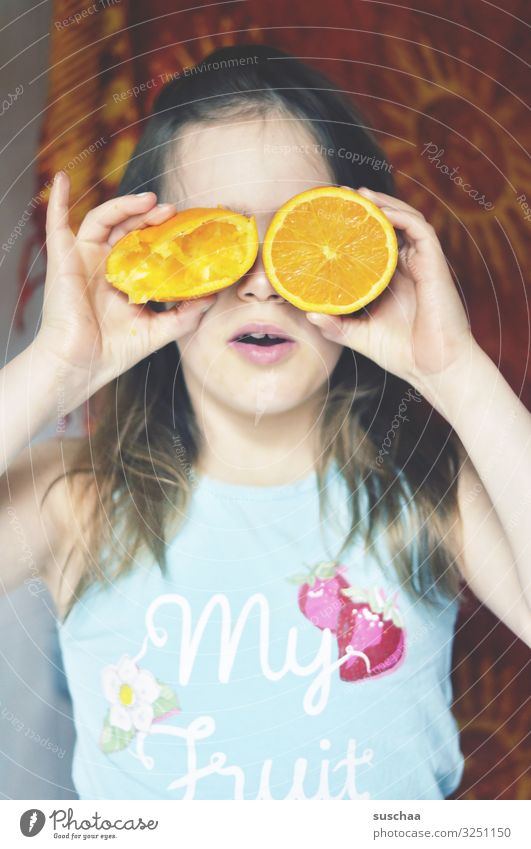 ach du liebes früchtchen Kind Mädchen Gesicht Auge verdeckt Frucht Orange gesund Vitamin Vitamin C frisch gepresst ausgepresst Saft Orangensaft